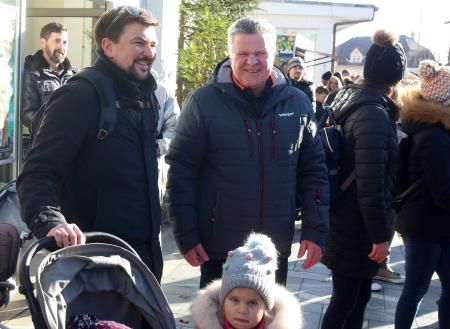 TRIJE DOBRI MOŽJE, ROMANA KRAJNČAN IN JELENI PRIREDITEV PRED KULTURNIM DOMOM 22 FOTO LJUBO VUKELIČ
